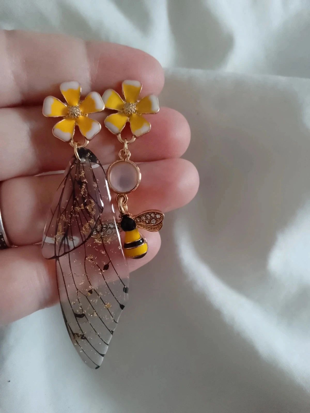 Boucles d'oreilles bohèmes asymétriques abeille fleurs et ailes + pierre de n'acre – photo 2